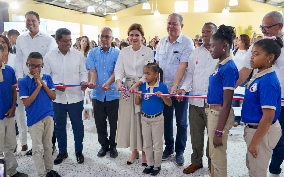  imagen La vicepresidenta de la Rep&uacute;blica, Raquel Pe&ntilde;a y el ministro de Educaci&oacute;n, &Aacute;ngel Hern&aacute;ndez, inauguraron dos escuelas primarias en los sectores Perla Antillana y Los Alcarrizos. 