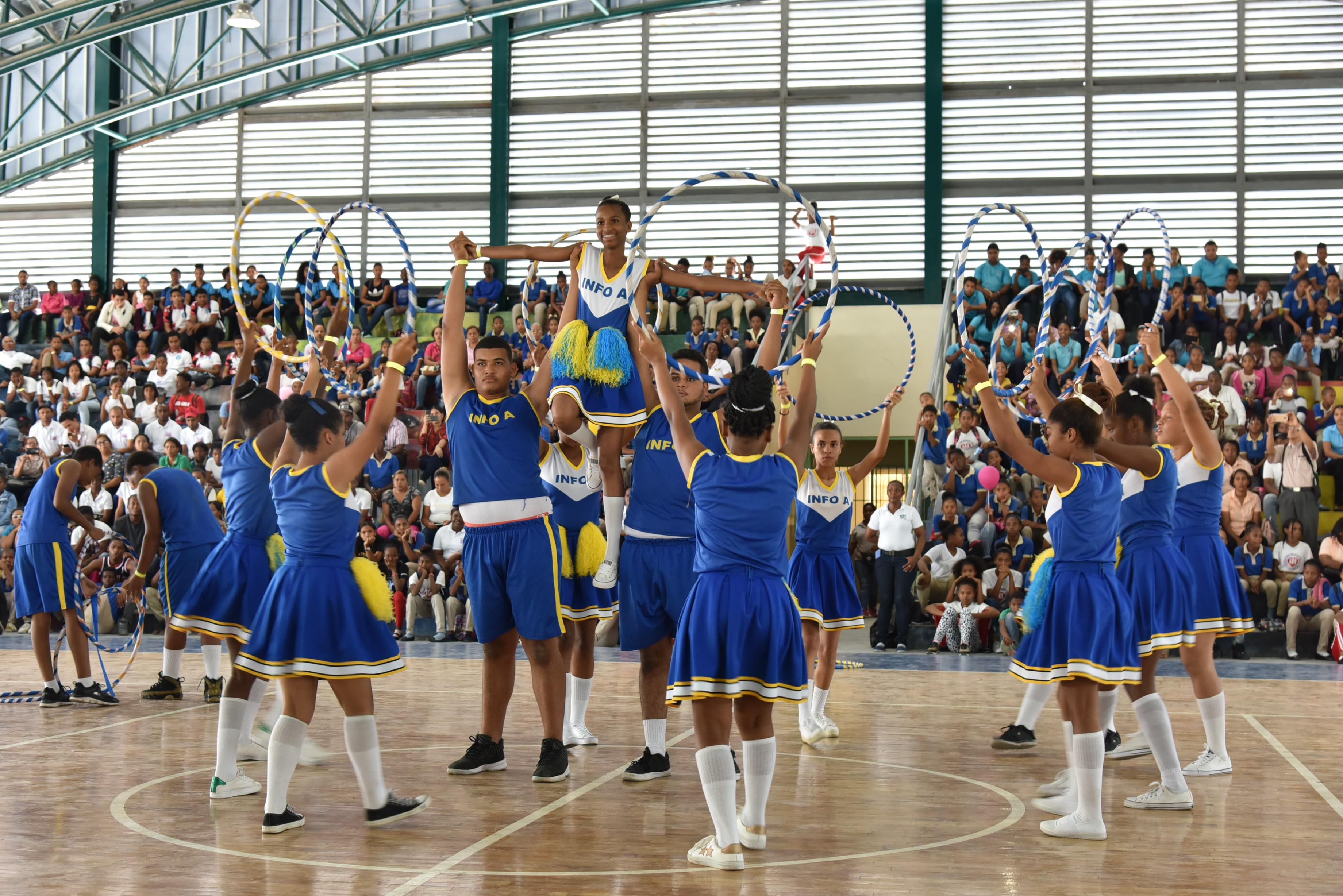 imagen Grupo de estudiantes porristas durante una de sus presentaciones. 