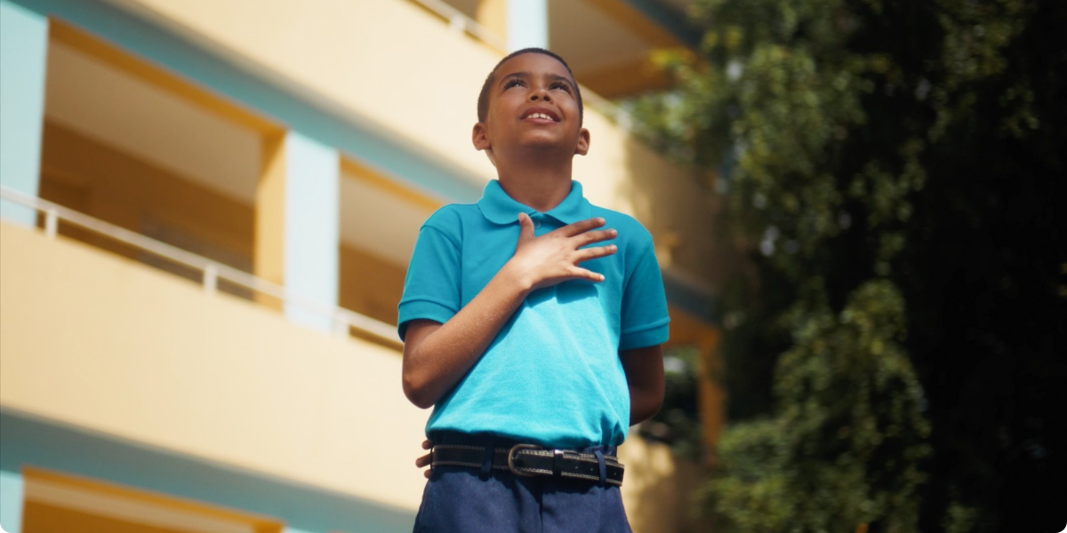  imagen Estudiante iz&oacute; la bandera nacional 