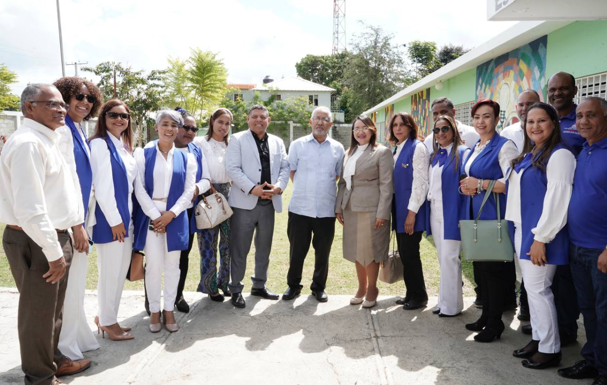  imagen Ministro de Educaci&oacute;n, &Aacute;ngel Hern&aacute;ndez fue reconocido como Visitante Distinguido por el Ayuntamiento de Salcedo, la alcaldesa Mar&iacute;a Mercedes Ortiz entrega reconocimiento. 