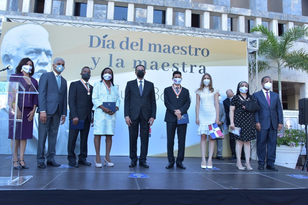  imagen El ministro de Educaci&oacute;n, Antonio Pe&ntilde;a Mirabal, encabeza el izamiento de la bandera en ocasi&oacute;n de celebrarse el D&iacute;a Nacional del Maestro y el 111 aniversario del natalicio del Profesor Juan Bosch, actividad celebrada en la explanada frontal del MINERD. 