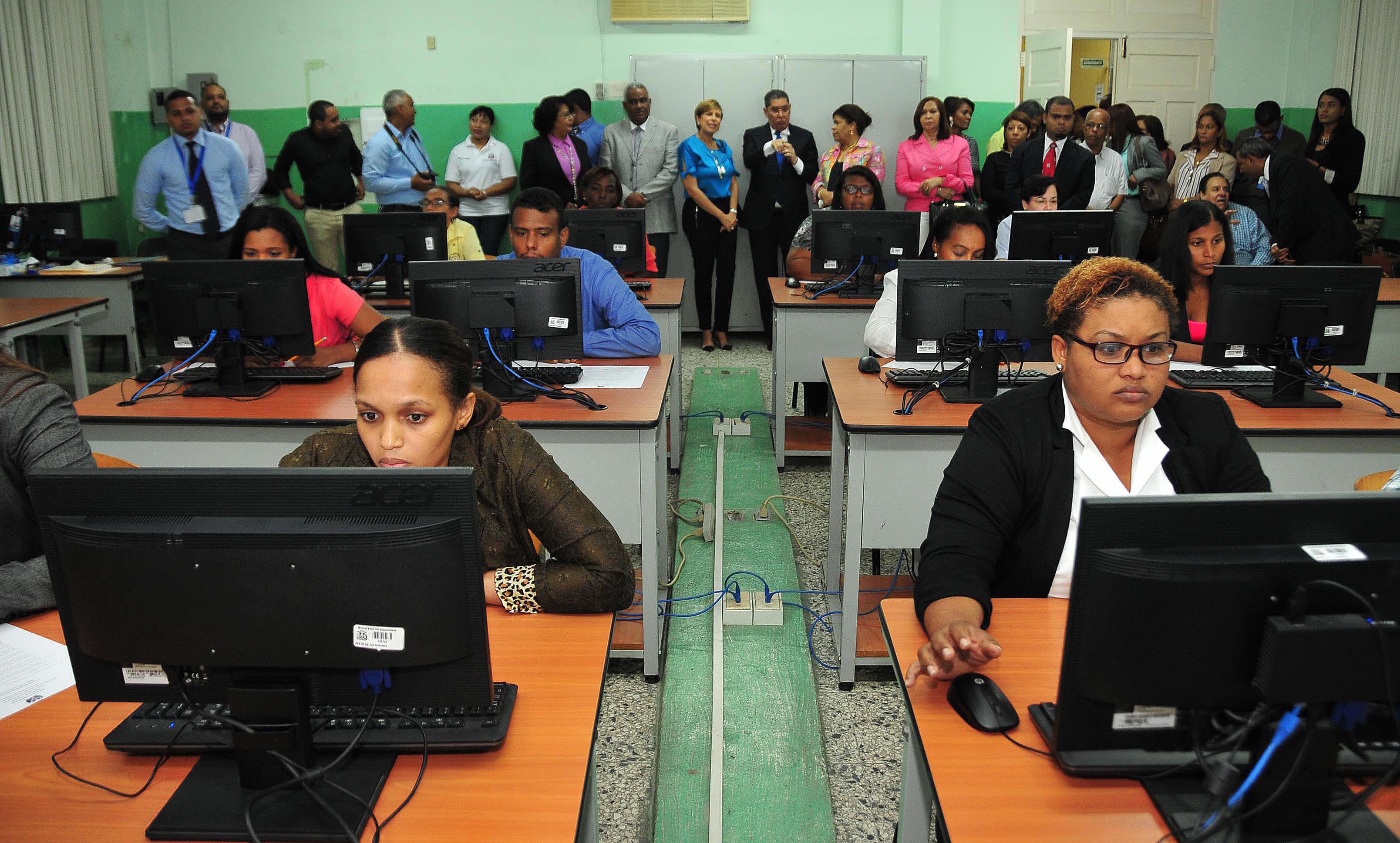  imagen Foto de archivo: Docentes tomando el concurso de oposici&oacute;n 2019. 