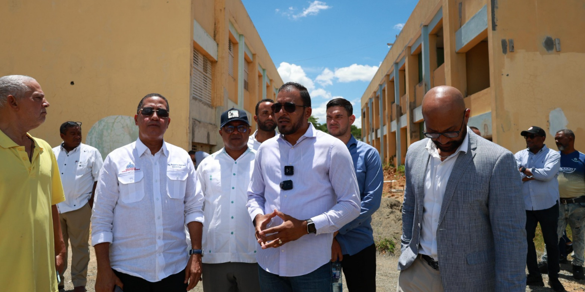  imagen Viceministro Francisco D&rsquo;&Oacute;leo y el director de Infraestructura Escolar, Roberto Herrera 