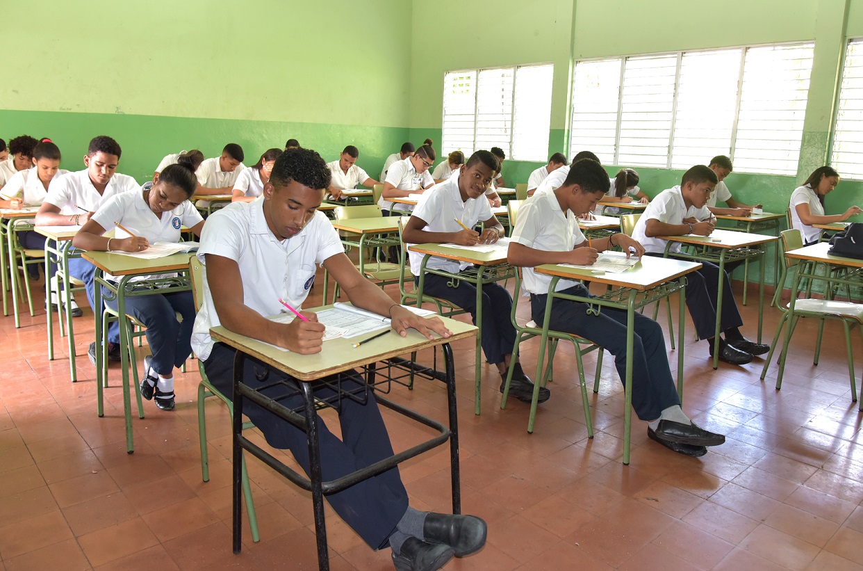  imagen Estudiantes se preparan para tomar pruebas nacionales en su tercera convocatoria. 