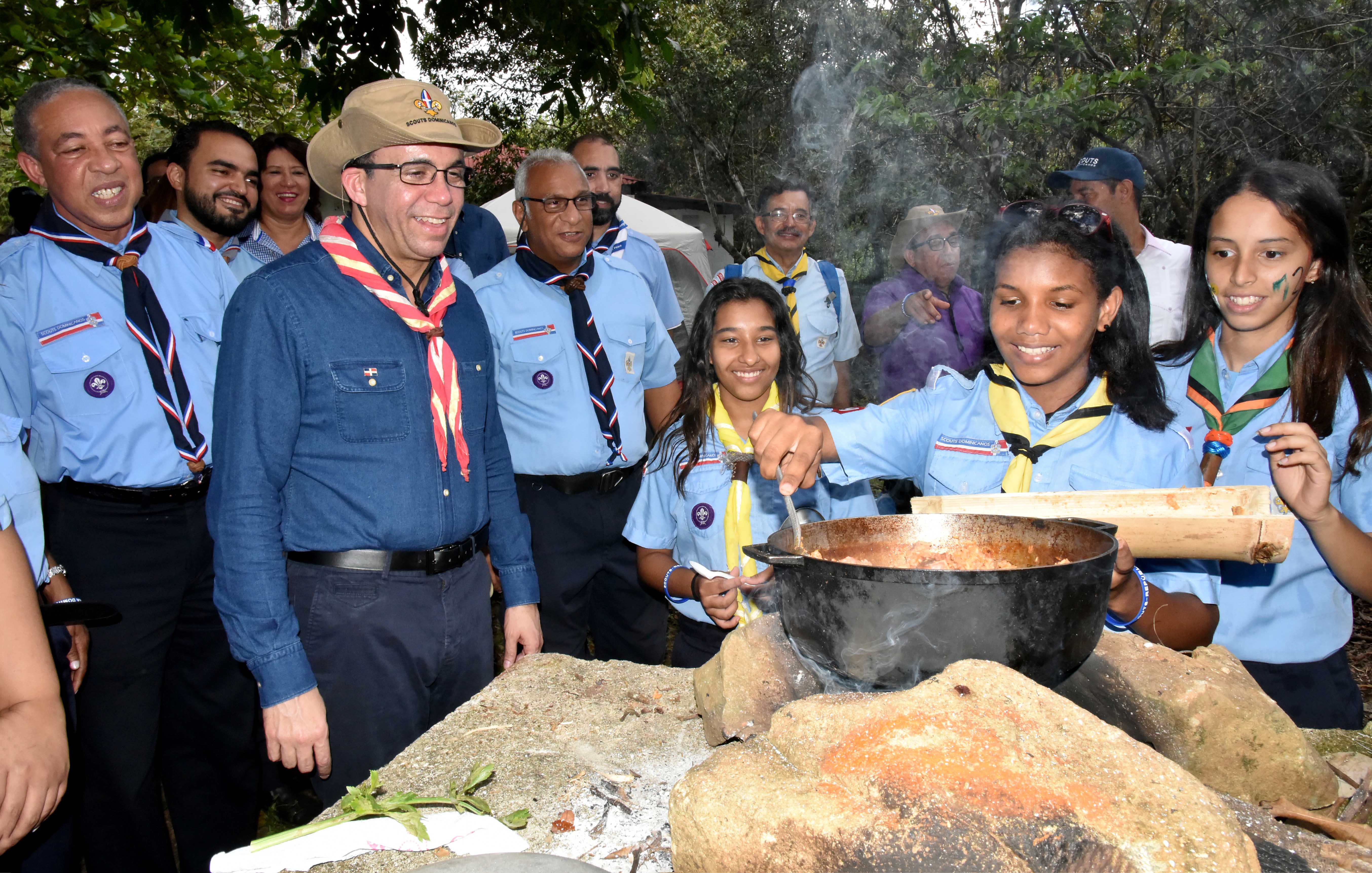  imagen Ministro Andr&eacute;s Navarro compartiendo impresiones con j&oacute;venes del Movimiento Scouts 