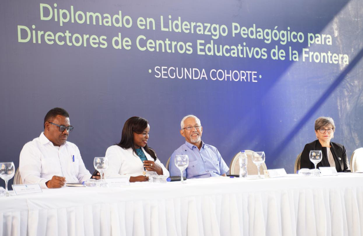  imagen Ministro de Educaci&oacute;n, &Aacute;ngel Hern&aacute;ndez junto a dem&aacute;s autoridades presentes en la mesa de honor. 