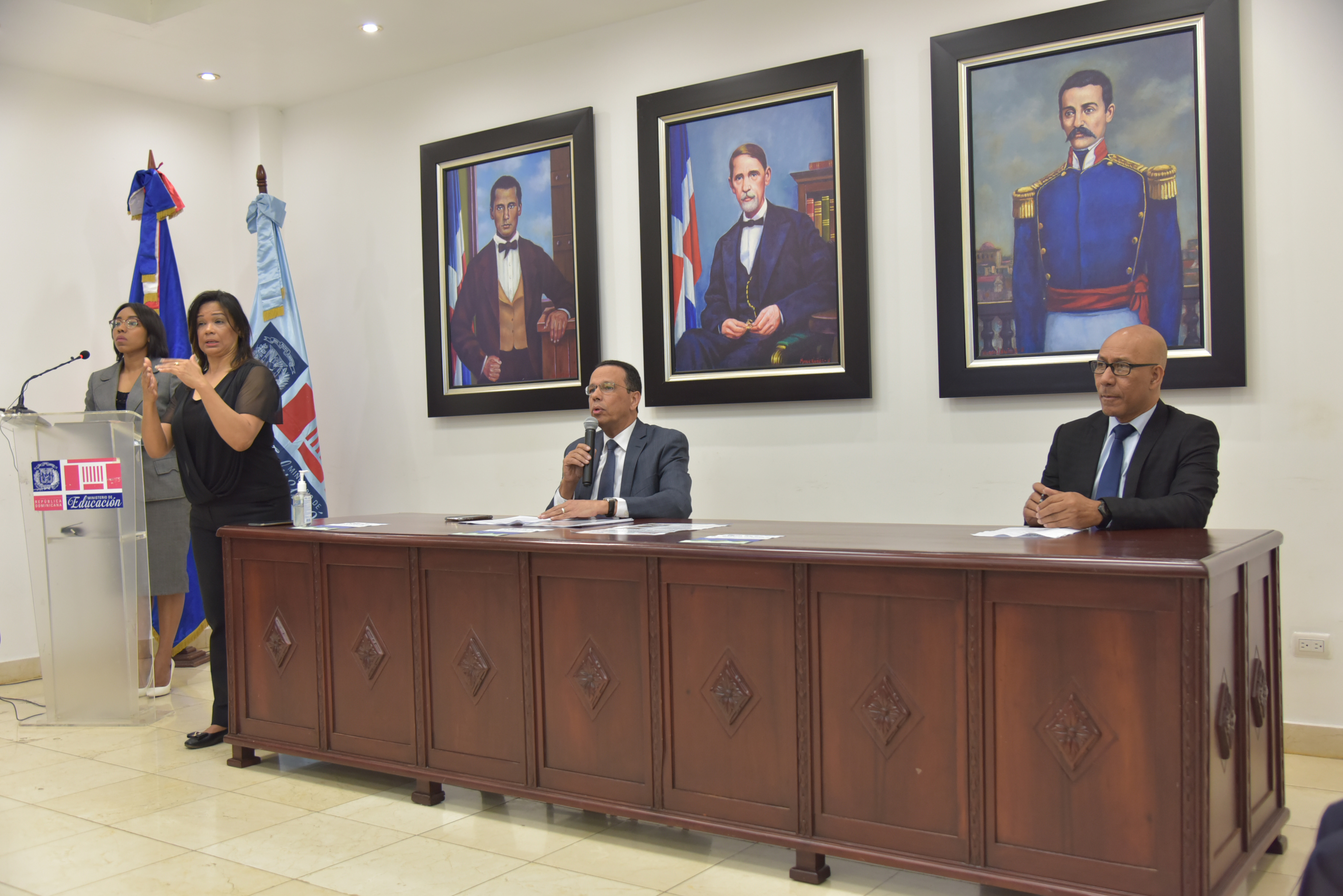  imagen Imagen frontal del ministro Pe&ntilde;a Mirabal. 