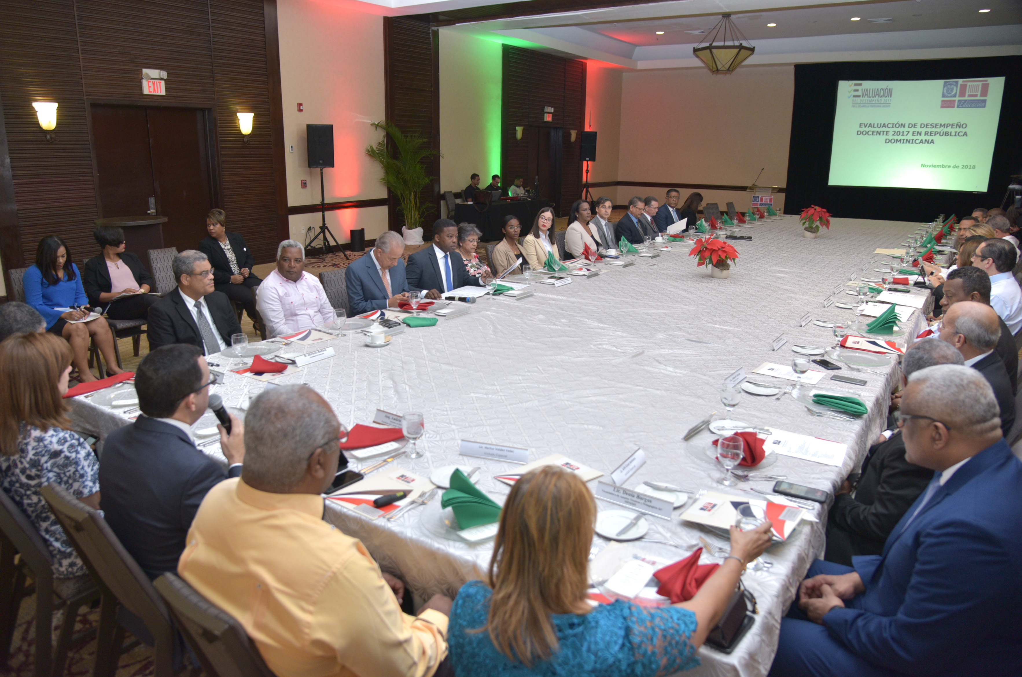  imagen Ministro Andr&eacute;s Navarro sentado junto al Consejo Nacional de Educaci&oacute;n presentando resultados de la Evaluaci&oacute;n Docente&nbsp; 