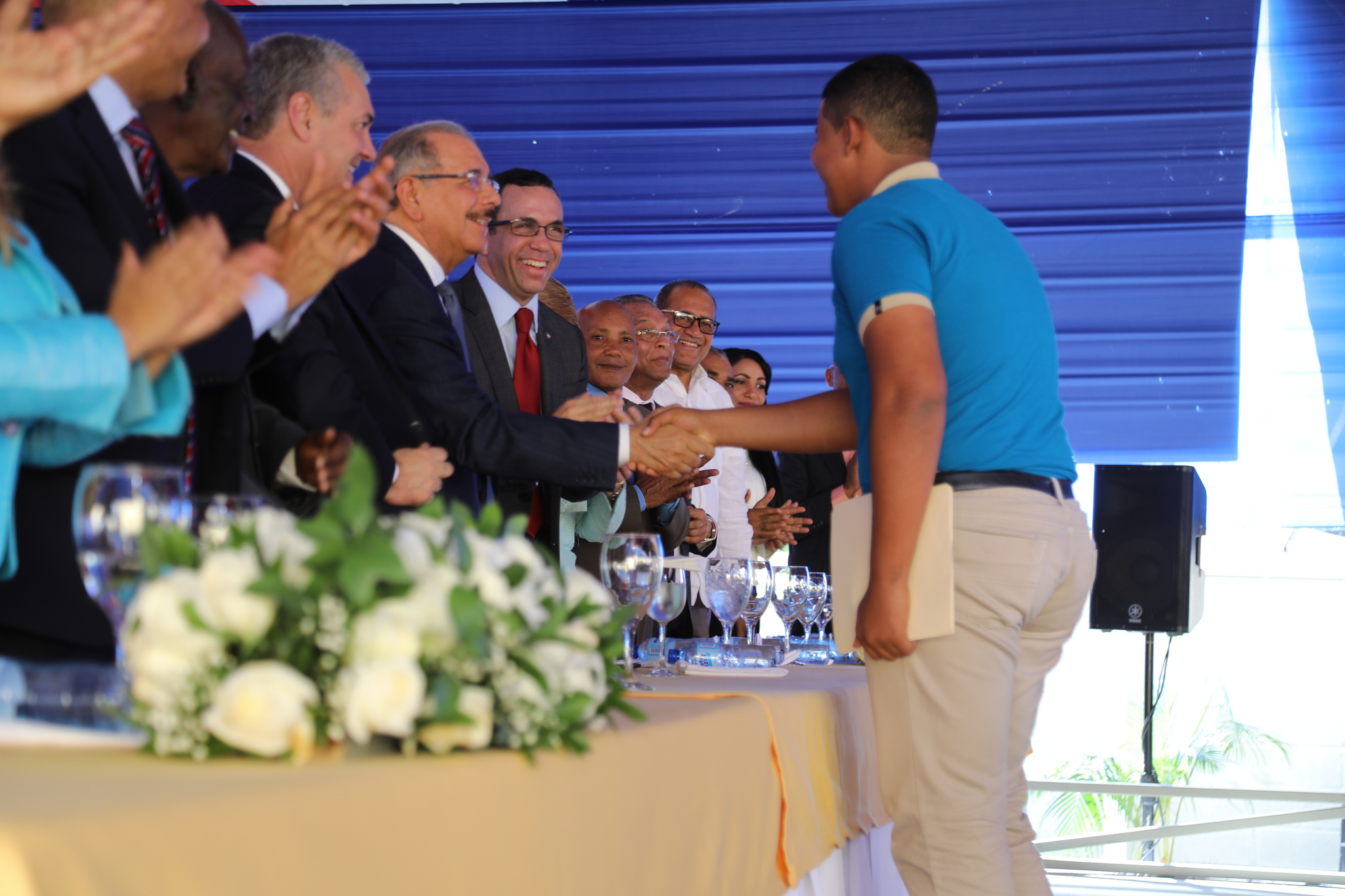  imagen Presidente Danilo Medina de pie junto a Ministro Andr&eacute;s Navarro y dem&aacute;s autoridades educativas cortando cinta&nbsp; inauguraci&oacute;n de dos centros educativos en Las Matas de Farf&aacute;n 