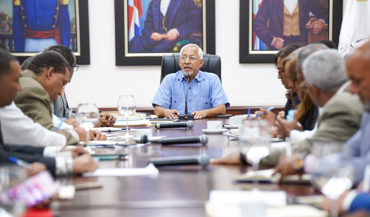  imagen Ministro de Educaci&oacute;n, &Aacute;ngel Hern&aacute;ndez reunido&nbsp; com representantes de la Asociaci&oacute;n Nacional de Profesionales y T&eacute;cnicos ( ANPROTED). 