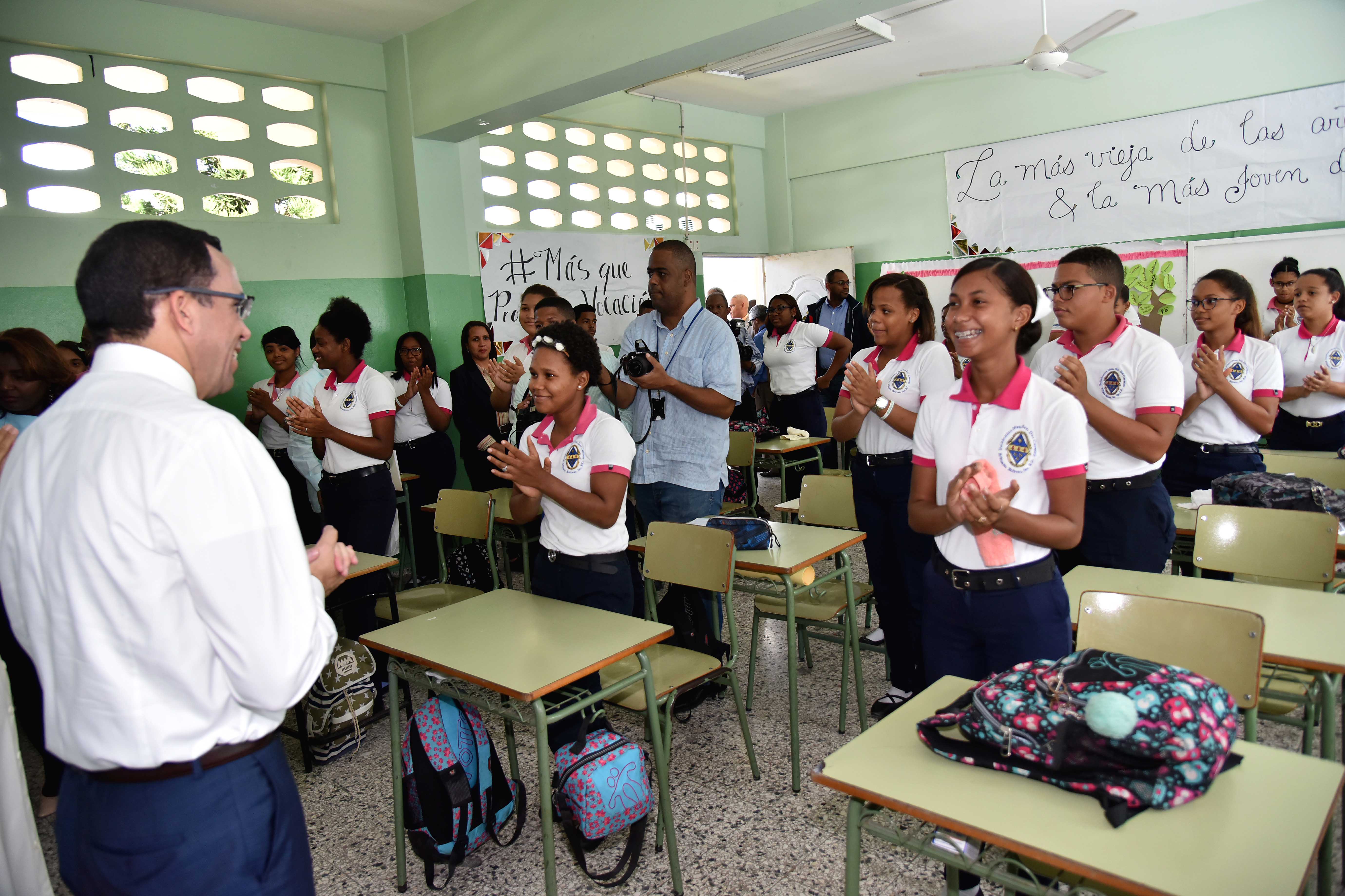  imagen Ministro Andr&eacute;s Navarro en aula frente a estudiantes de polit&eacute;cnico Nuestra Se&ntilde;ora Del Carmen en Sim&oacute;n Bol&iacute;var&nbsp; 