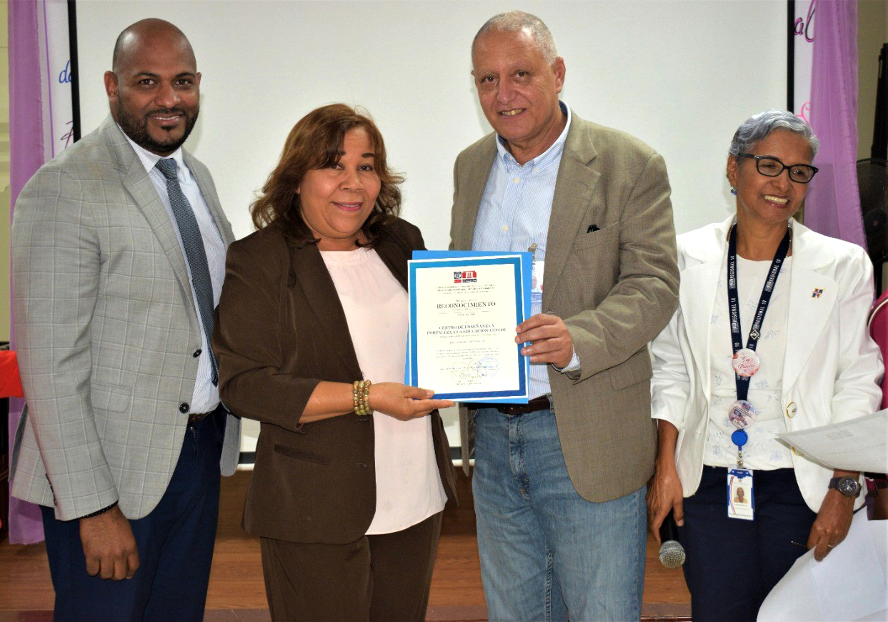  imagen Entrega de los certificados de reconocimiento a los colegios privados y sus representantes que fueron evaluados en el per&iacute;odo 2018-2019 por el MINERD. 