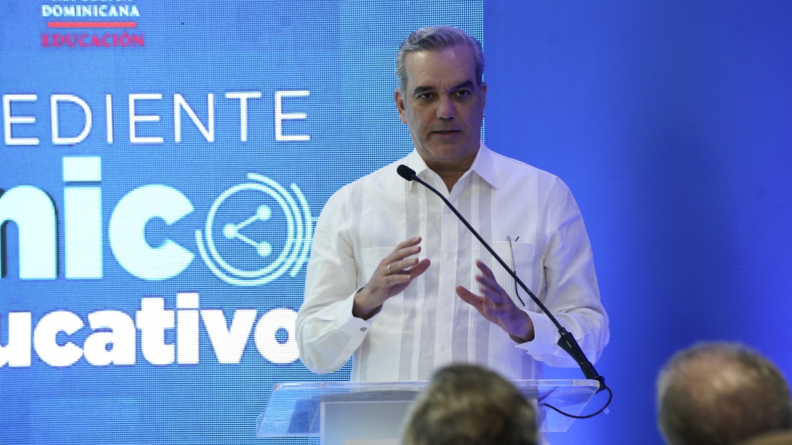  imagen Presidente Luis Abinader junto a Ministro de Educaci&oacute;n &Aacute;ngel Hern&aacute;ndez y dem&aacute;s entidades presentes en el MINERD 