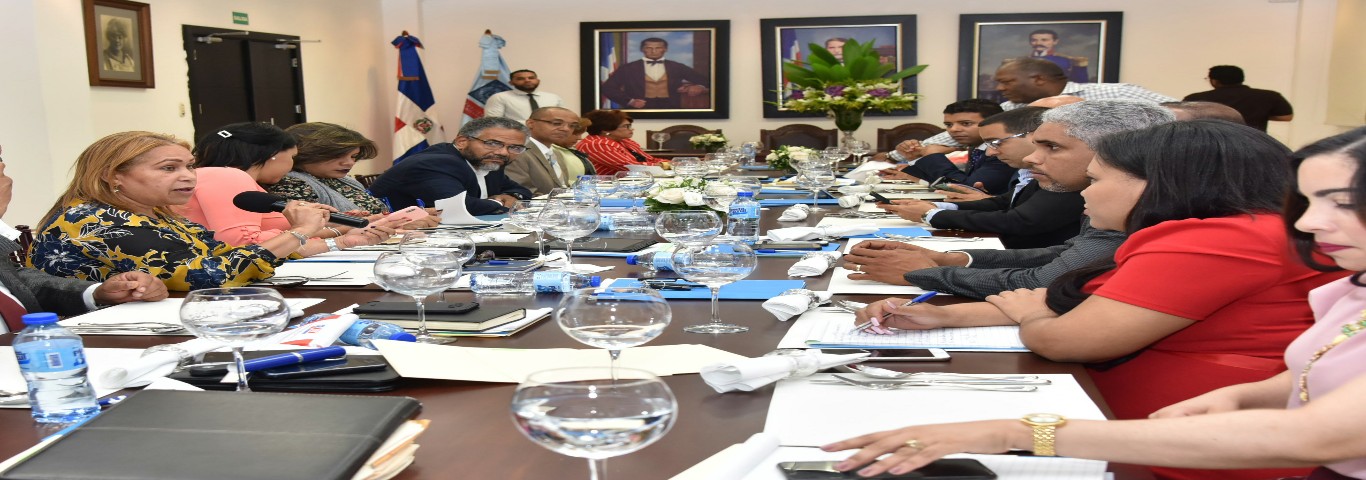  imagen Autoridades del MINERD en reuni&oacute;n 
