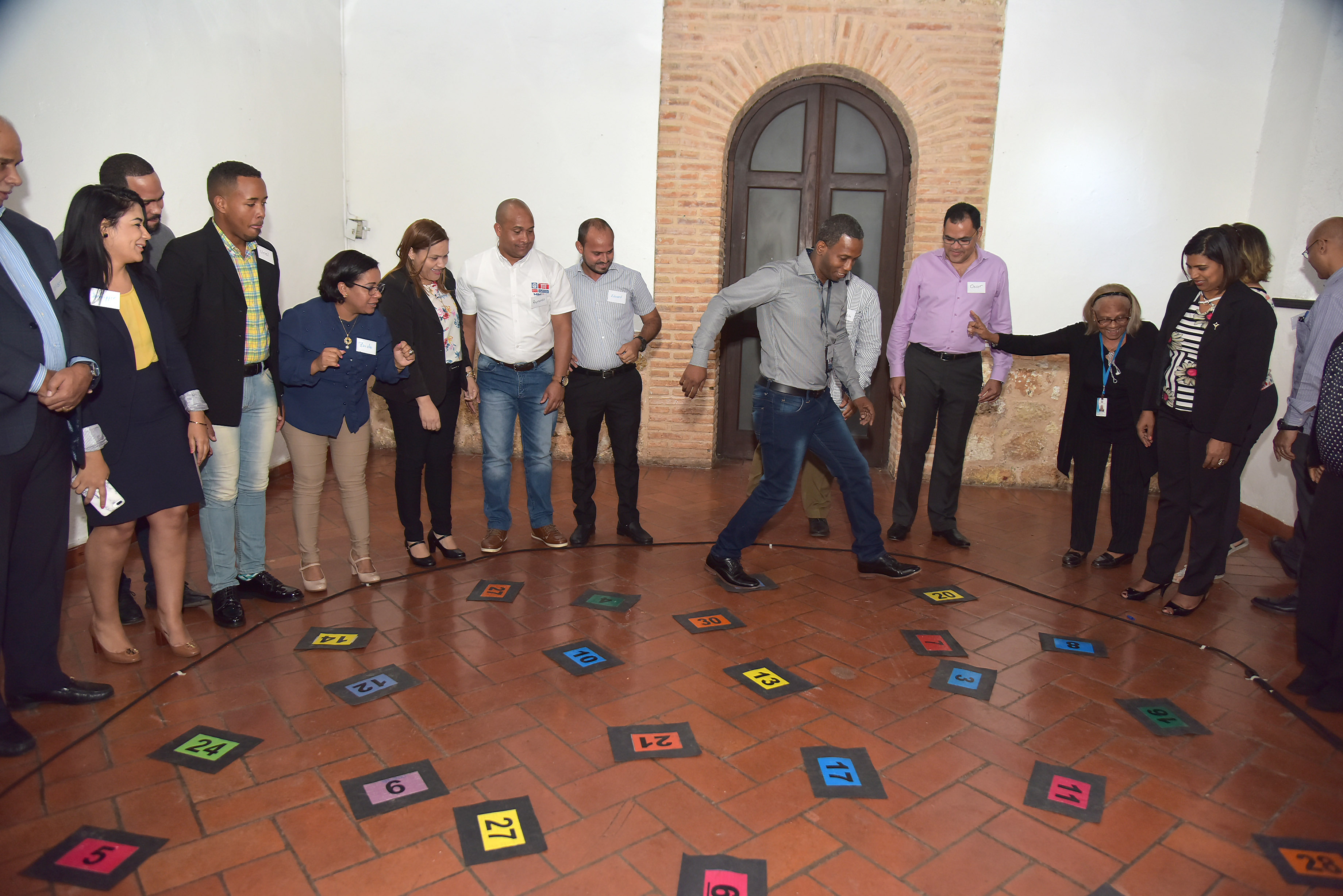  imagen Presentes en la actividad sentados durante encuentro. 