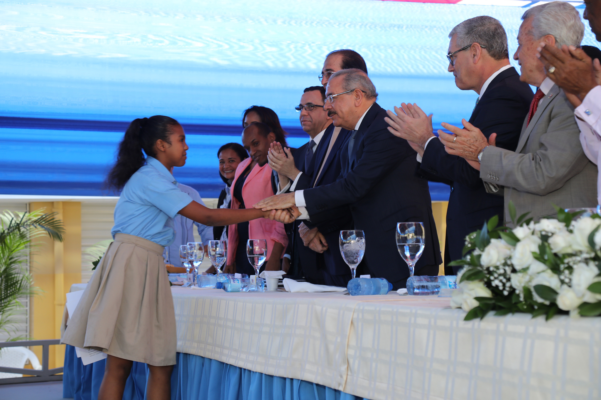  imagen Presidente Danilo Medina junto a Ministro de Educaci&oacute;n Andr&eacute;s Navarro y dem&aacute;s autoridades educativas de pie cortando cinta dejando inaugurado tres modernos centros educativos&nbsp; y una estancia infantil len Barahona&nbsp; 