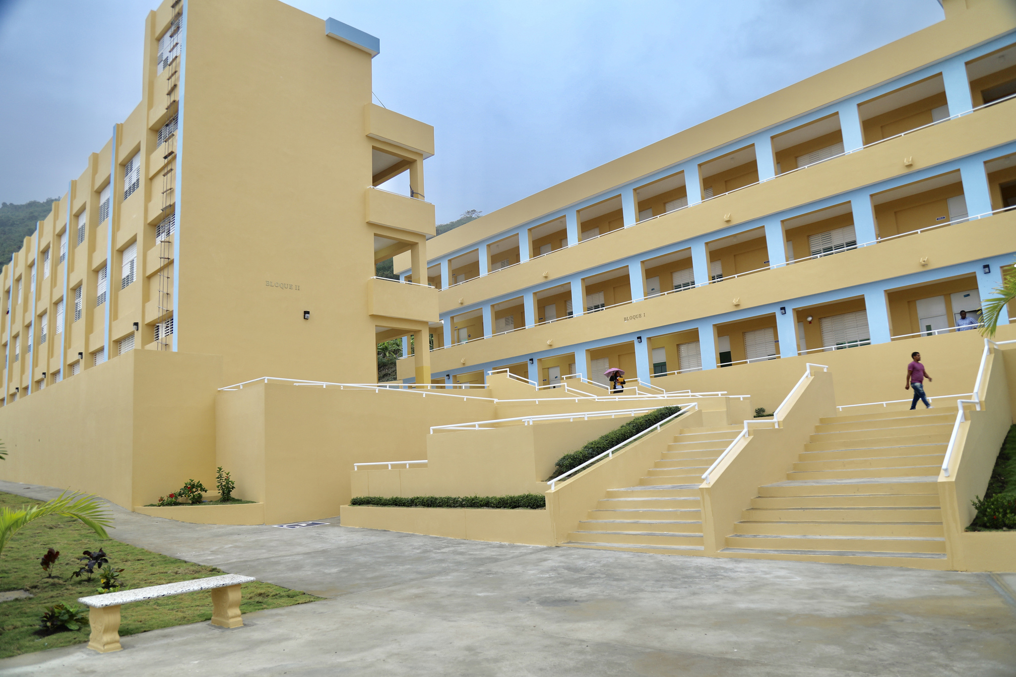  imagen Presidente Danilo Medina junto a Ministro de Educaci&oacute;n Andr&eacute;s Navarro y dem&aacute;s autoridades educativas de pie cortando cinta dejando inaugurado tres modernos centros educativos&nbsp; y una estancia infantil len Barahona&nbsp; 