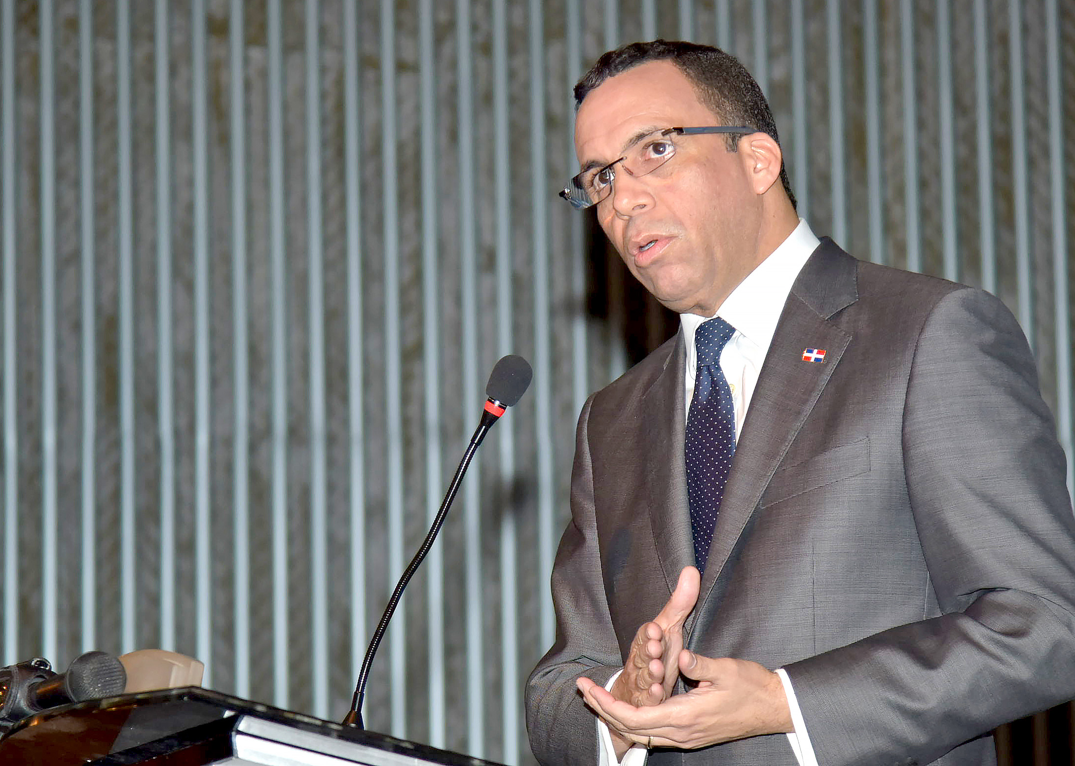  imagen Ministro Andr&eacute;s Navarro de pie desde podium en auditorio en la UASD se dirige a cientos de personas&nbsp; 