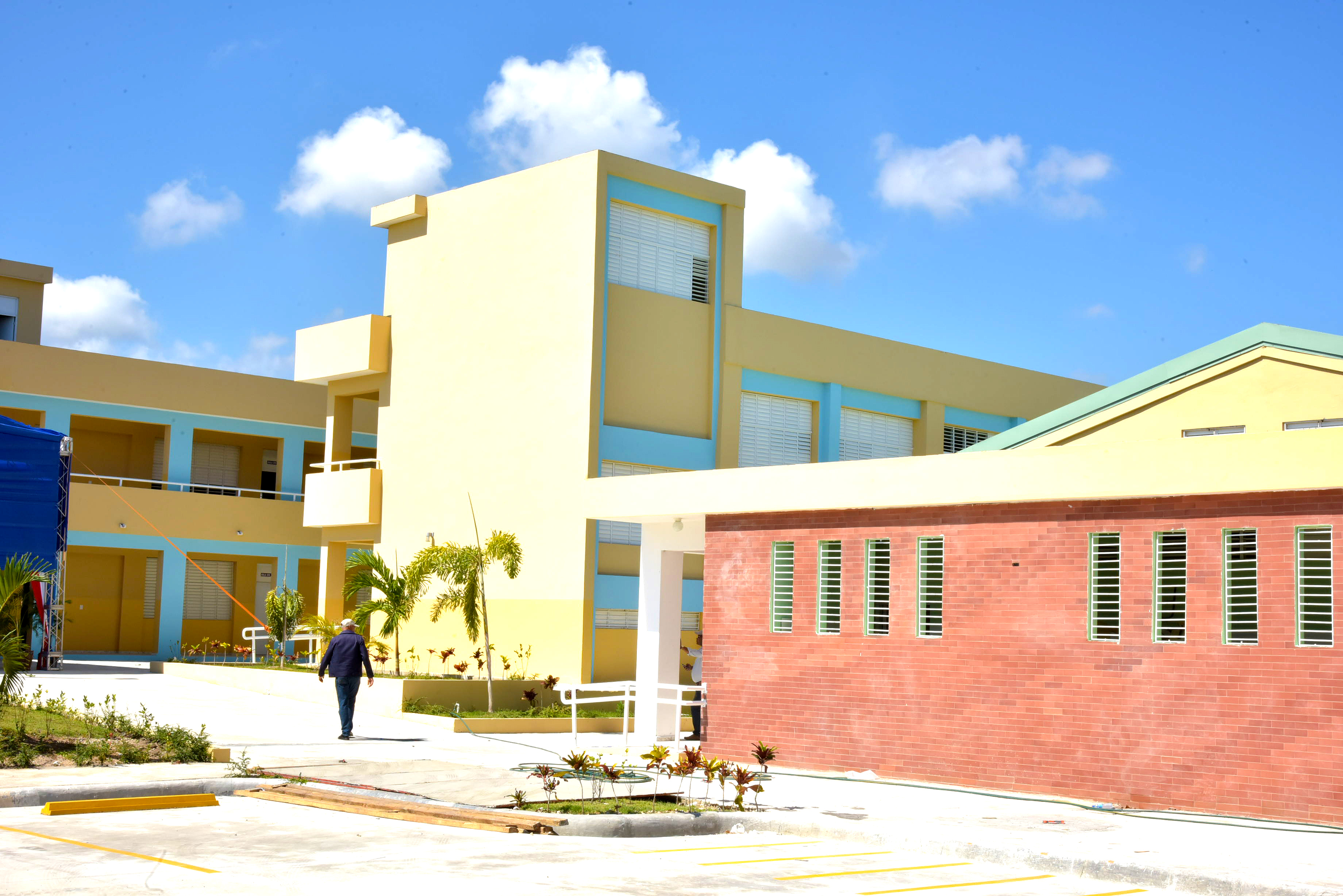  imagen Presidente Danilo Medina de pie cortando cinta inaugural acompa&ntilde;ado del ministro Antonio Pe&ntilde;a Mirabal y dem&aacute;s autoridades educativas&nbsp; 