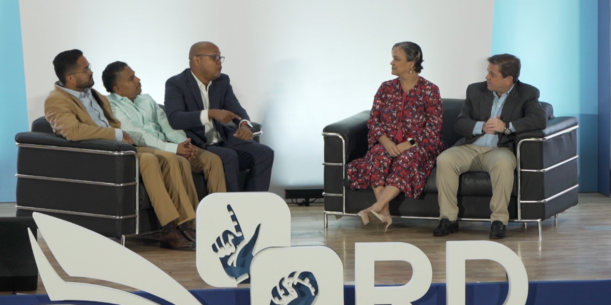  imagen Entidades del Ministerio de Educaci&oacute;n y Conadis sentados&nbsp; 