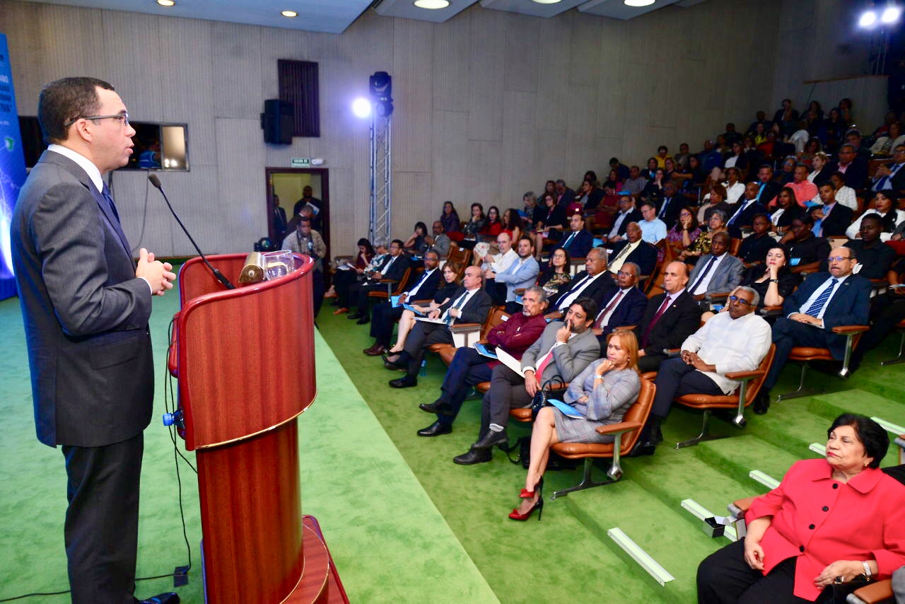  imagen Ministro Andr&eacute;s Navarro en podium de pie ofreciendo declaraciones en apertura de seminario iberoamericano
&nbsp; 