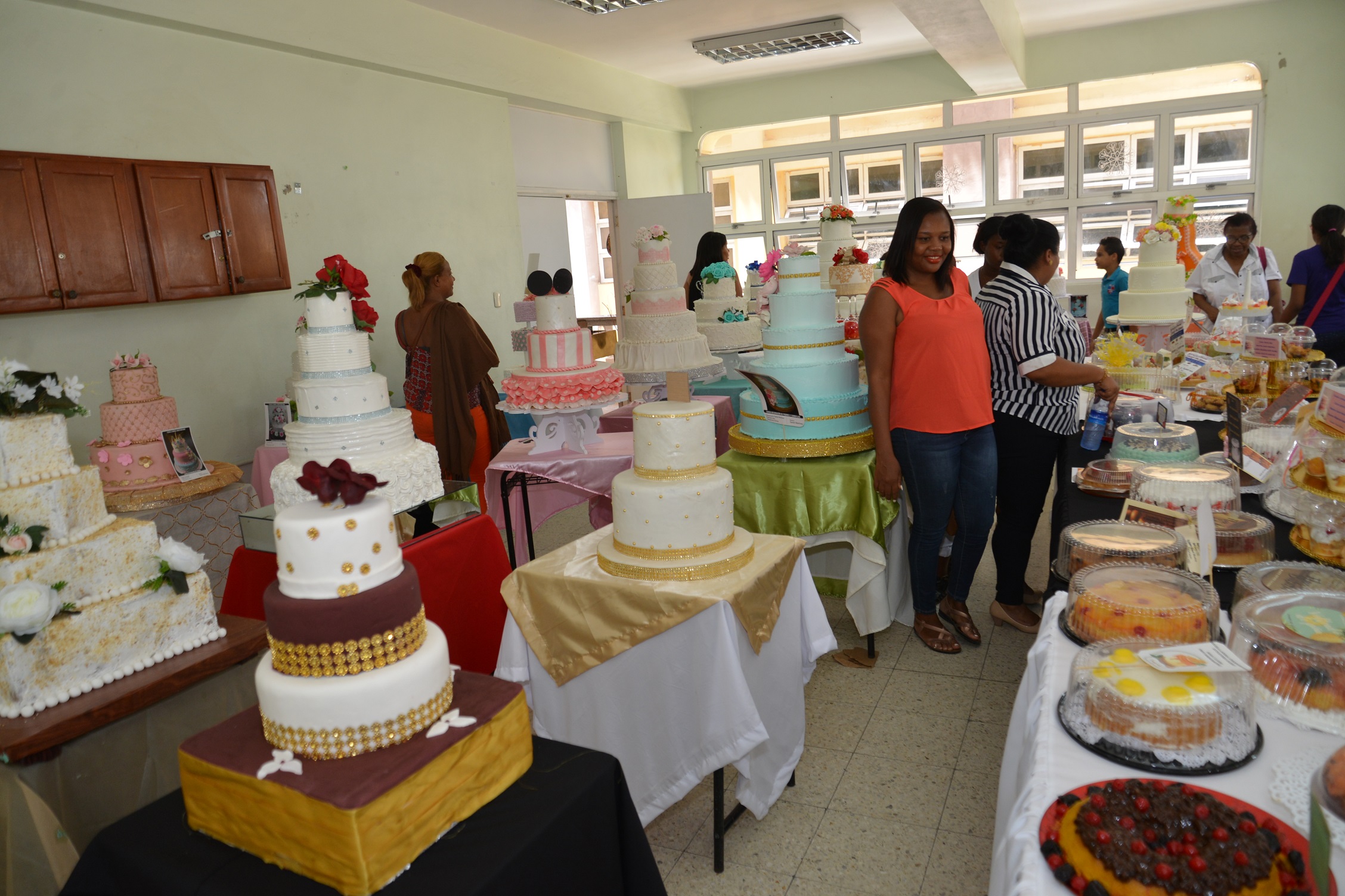  imagen Exposici&oacute;n de manualidades realizadas por diferentes participantes de las &aacute;reas t&eacute;nicas. 