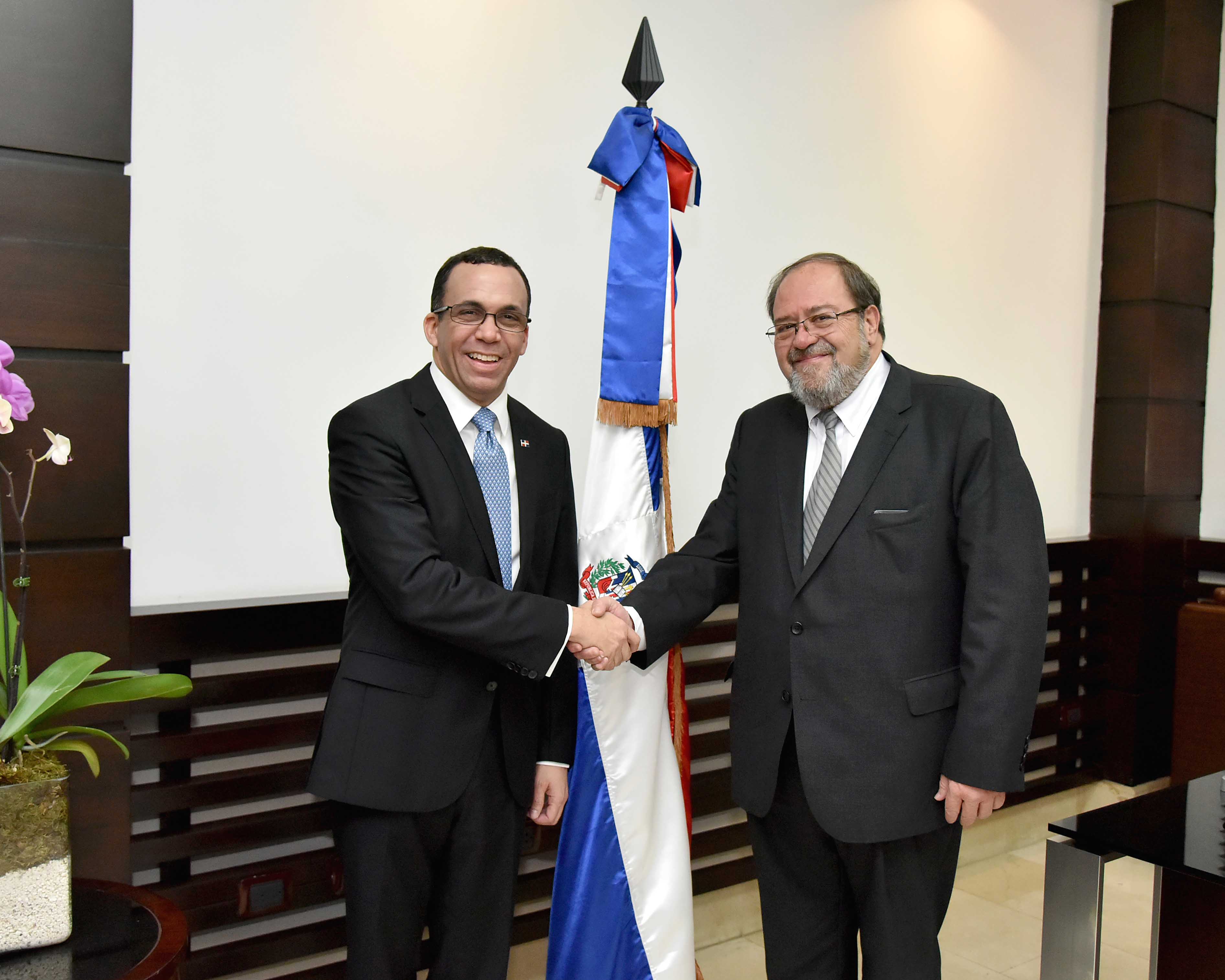  imagen Ministro Andr&eacute;s Navarro de pie estrechandole la mano a su hom&oacute;logo de Bolivia Roberto Aguilar&nbsp; 