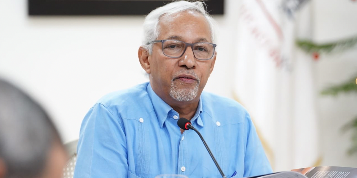  imagen Ministro de Educaci&oacute;n sentado en el sal&oacute;n a Ercilia Pep&iacute;n 