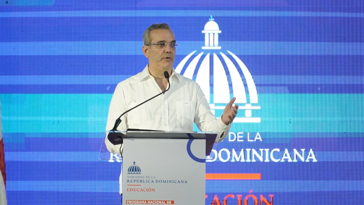  imagen presidente de la Rep&uacute;blica, Luis Abinader, encabez&oacute; este jueves el acto de clausura del Programa Nacional de Inducci&oacute;n del Ministerio de Educaci&oacute;n de la Rep&uacute;blica Dominicana a su lado el ministro de Educaci&oacute;n, &Aacute;ngel Hern&aacute;ndez y el viceministro de Acreditaci&oacute;n y Certificaci&oacute;n Docente, Francisco D&rsquo;&Oacute;leo. 