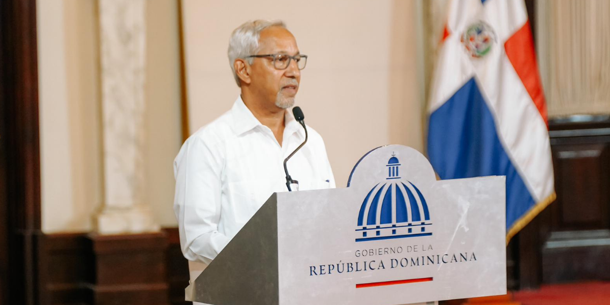  imagen Presidente Luis Abinader y ministro de Educaci&oacute;n, &Aacute;ngel Hern&aacute;ndez 