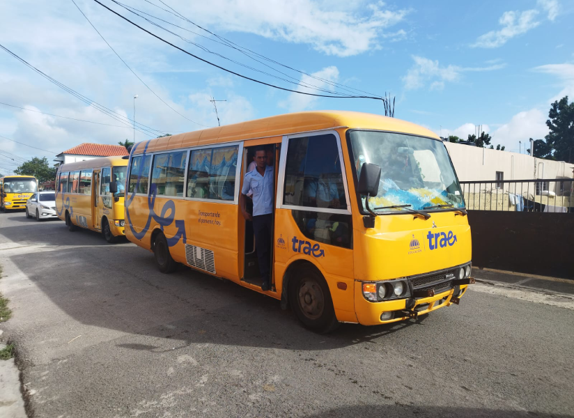  imagen Trae llega a Hato Mayor. Autobuses que ofrecer&aacute;n servicio para transportar desde y hacia las escuelas a los estudiantes de la provincia. 