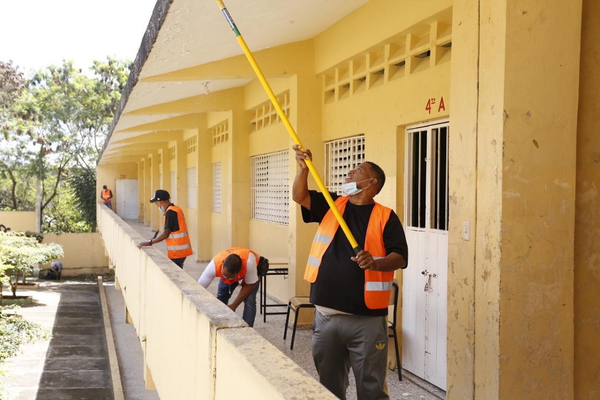  imagen El ministro de Educaci&oacute;n Roberto Fulcar visit&oacute; este mi&eacute;rcoles escuelas de los municipios Cambita en San Crist&oacute;bal, Pedro Brand y San Antonio de Guerra 