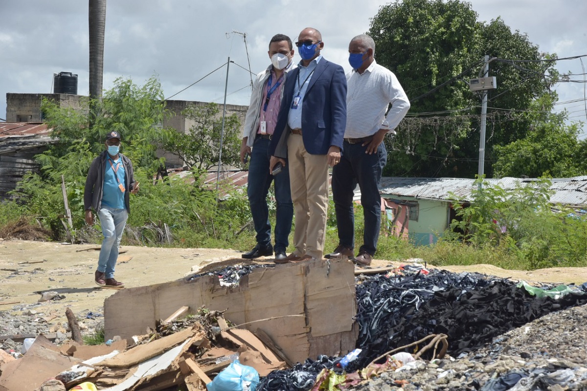 imagen El Ministerio de Educaci&oacute;n, conjuntamente con Obras P&uacute;blicas, intervinieron los terrenos adquiridos por la cartera educativa para la construcci&oacute;n de un centro educativo en el populoso sector La 40, de Cristo Rey, debido a que estaban siendo utilizados como un vertedero.&nbsp;
&nbsp; 