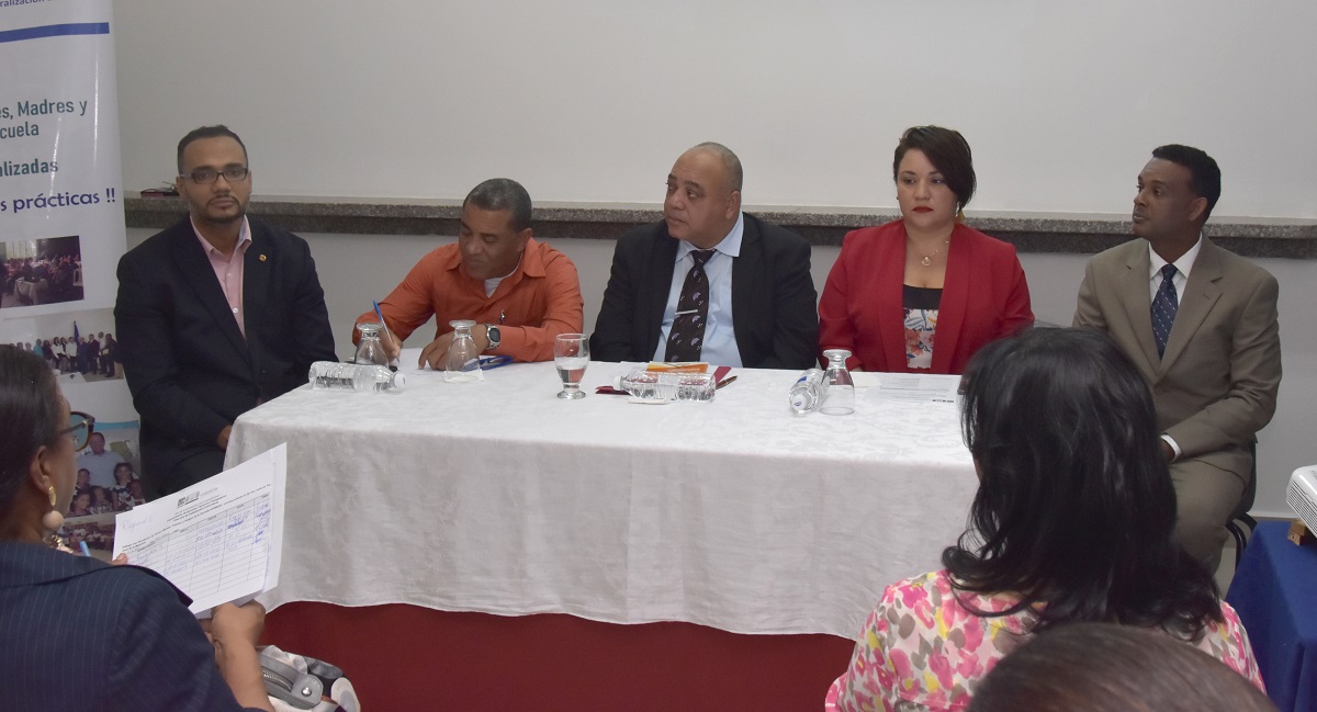  imagen Orbito Ram&iacute;rez, director interino de la Regional 02, agradeci&oacute; la presencia de los padres al encuentro y valor&oacute; su disposici&oacute;n de integrarse a los centros educativos y ser ejemplo para quienes no lo han hecho todav&iacute;a. 