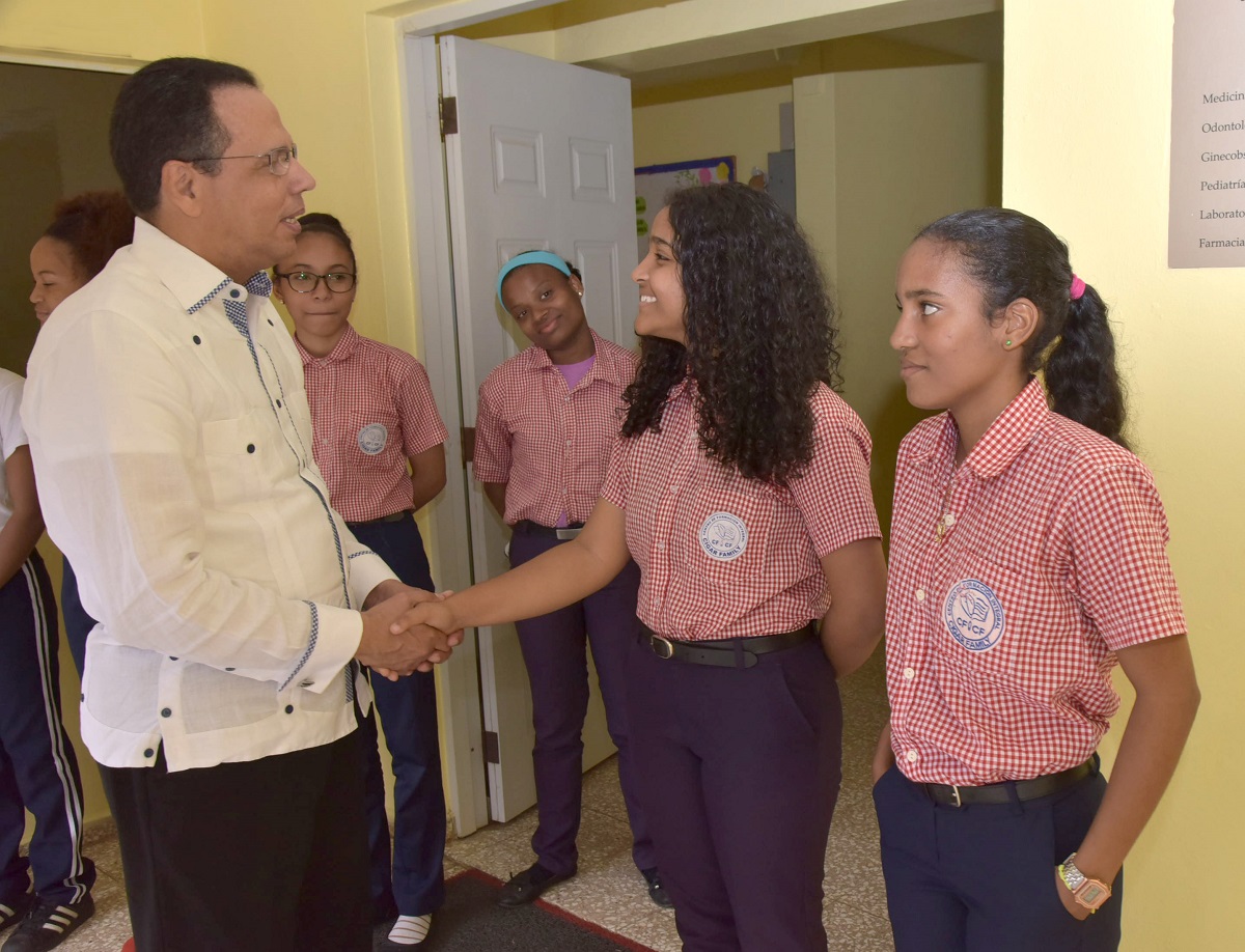  imagen El ministro Pe&ntilde;a Mirabal felicit&oacute; a los estudiantes por el talento que exhiben&nbsp;durante su visita al centro educativo. 