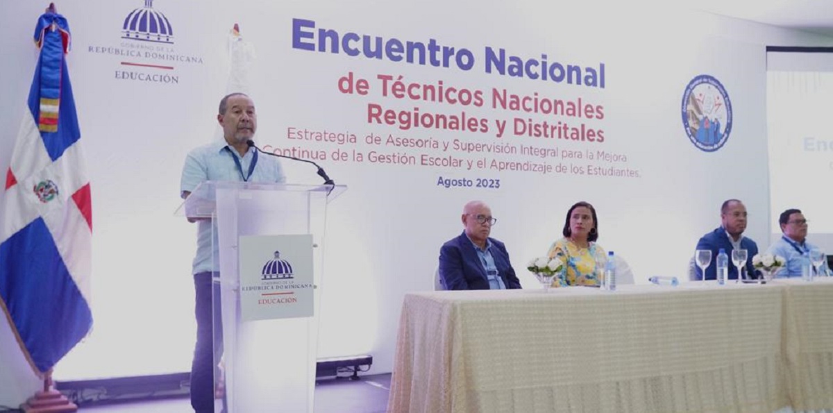  imagen T&eacute;cnicos regionales y distritales parados&nbsp; 