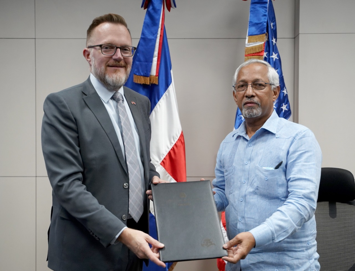  imagen Ministro de Educaci&oacute;n,&nbsp; &Aacute;ngel Hern&aacute;ndez junto a el encargado de Negocios de la Embajada de los Estados Unidos, Robert W. Thomas. 