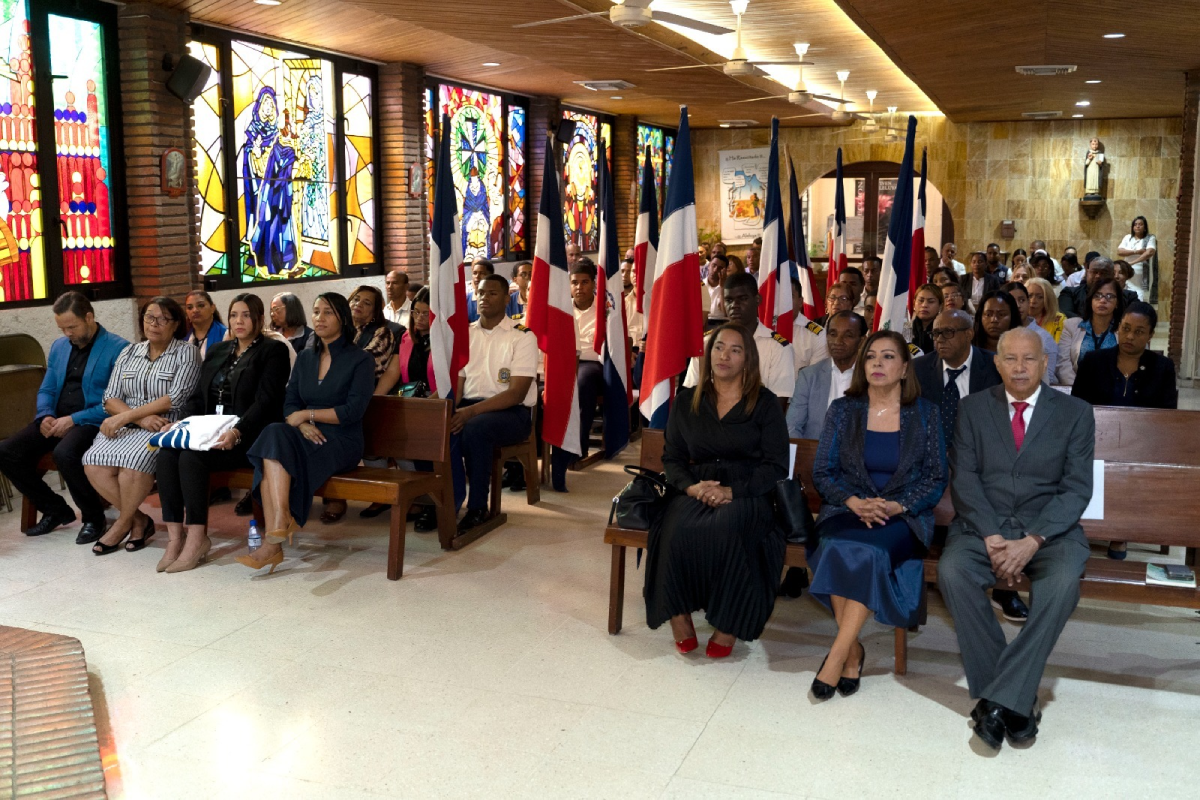  imagen La viceministra de Descentralizaci&oacute;n y Participaci&oacute;n, Ligia P&eacute;rez junto a la directora general de Gesti&oacute;n y Descentralizaci&oacute;n Educativa, Mayelin Almonte Cordero. 