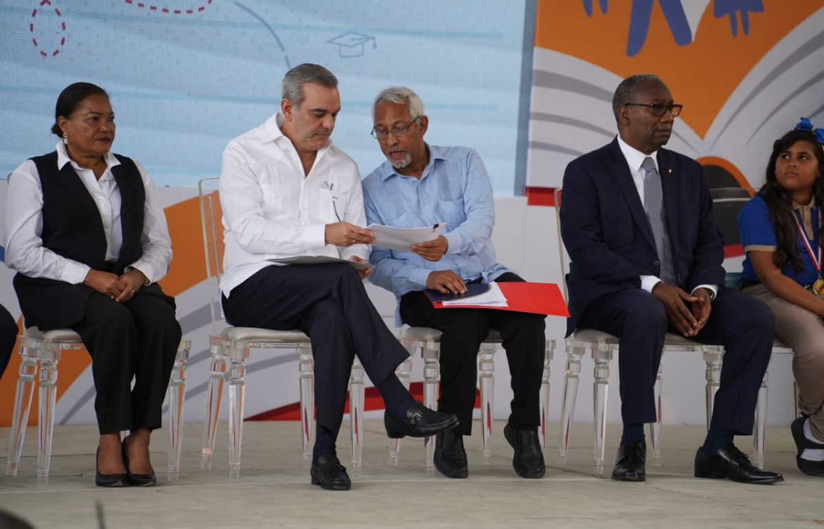  imagen Pdte. Luis Abinader junto al ministro de Educaci&oacute;n, &Aacute;ngel Hern&aacute;ndez y dem&aacute;s autoridades. 