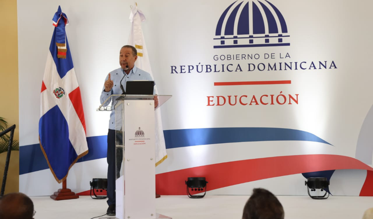  imagen Autoridades y estudiantes presentes durante inauguraci&oacute;n, de pie cantan himno nacional dominicano. 
