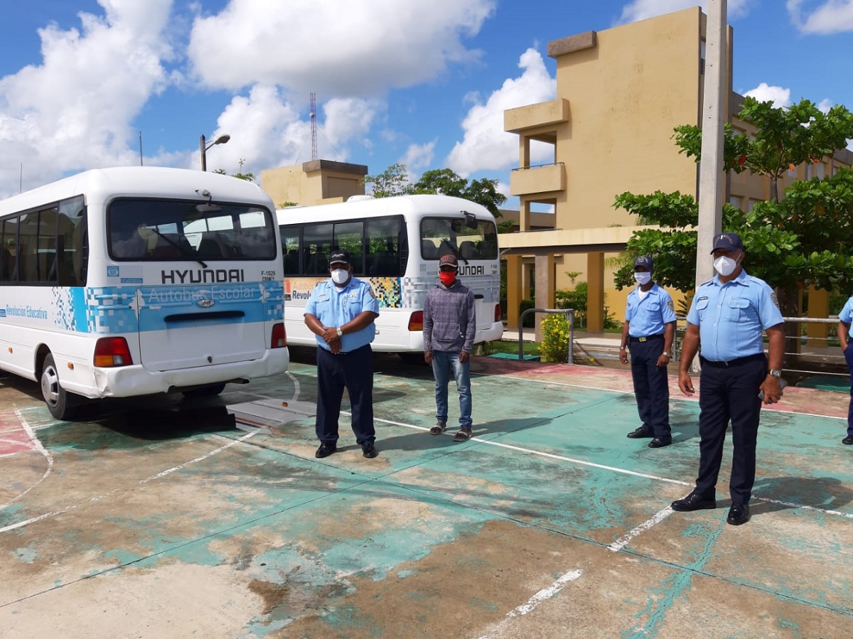  imagen El director de la Regional 17-Monte Plata, profesor Jes&uacute;s Manuel Soriano, encabez&oacute; un recorrido de supervisi&oacute;n por distintos centros educativos, con el objetivo de verificar la efectividad de los servicios preventivos implementados para proteger los bienes de la comunidad educativa.&nbsp; 