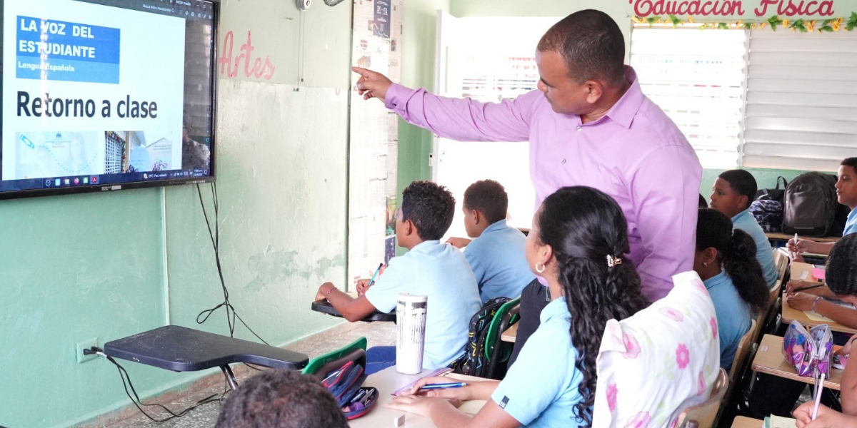  imagen Foto de maestro con estudiantes en el aula 