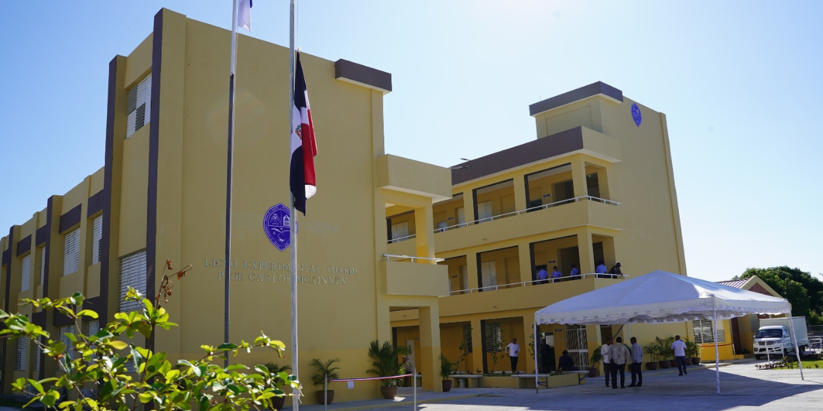  imagen Presidente Luis Abinader cortando la cinta&nbsp; 