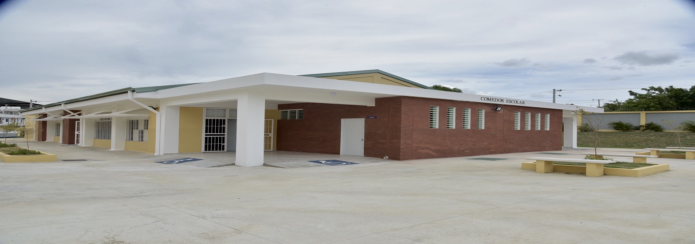  imagen Presidente Medina corta cinta en acto inaugural, a su lado el ministro de educaci&oacute;n y otras personalidades. 