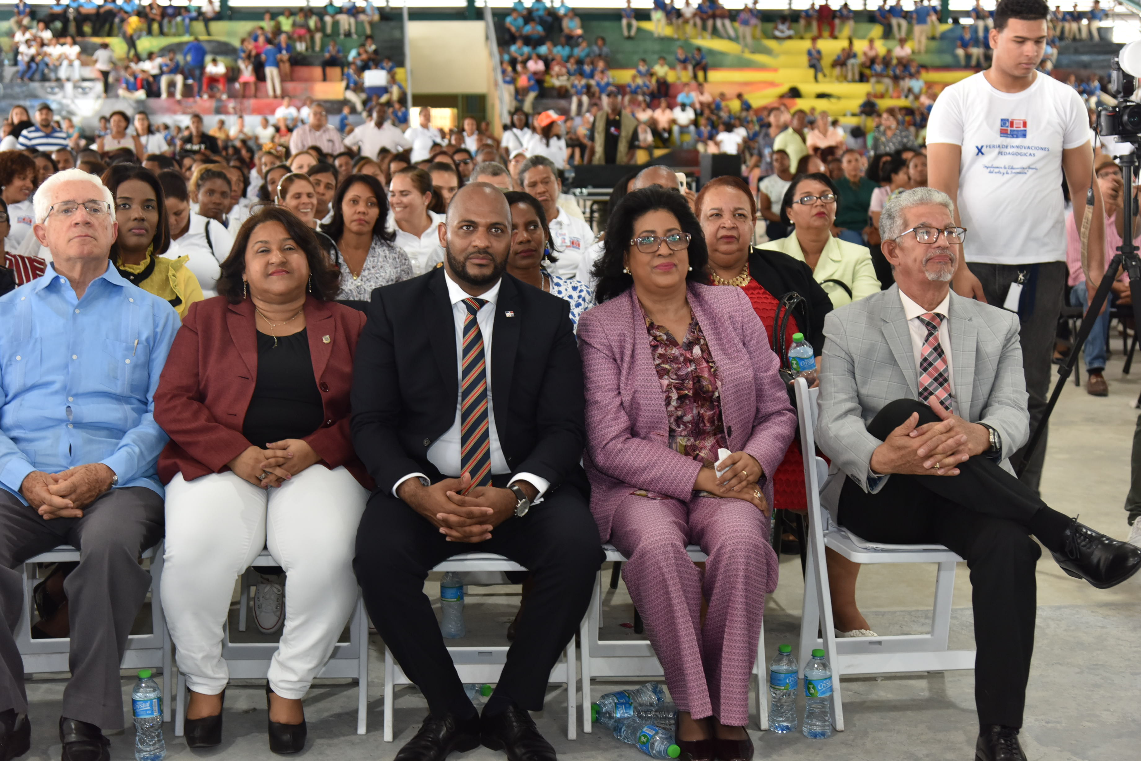  imagen Grupo de estudiantes porristas durante una de sus presentaciones. 