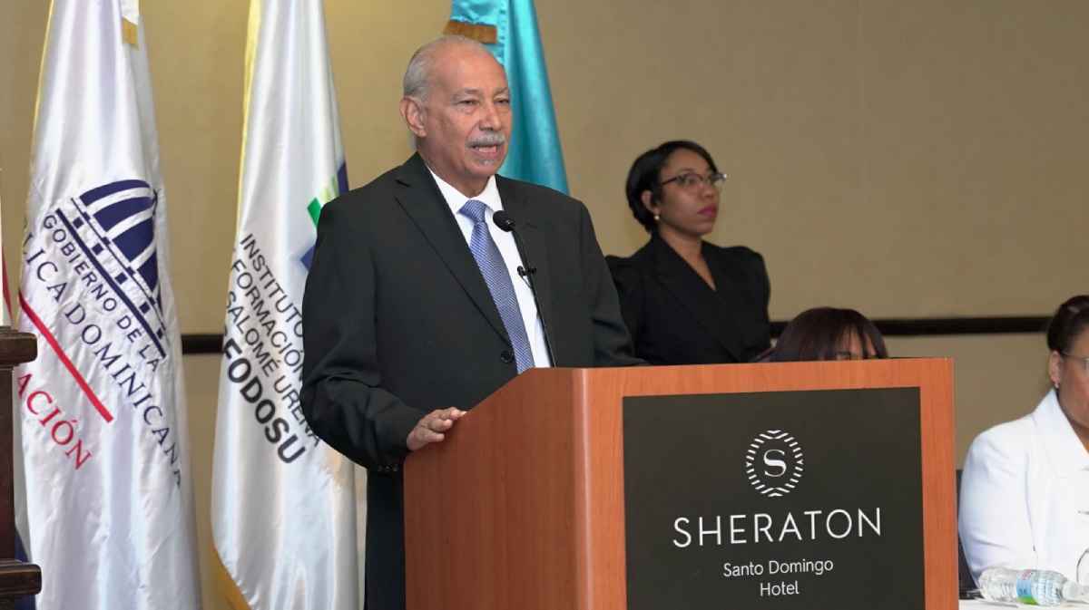  imagen Ministro de Educaci&oacute;n habla al p&uacute;blico presente. 