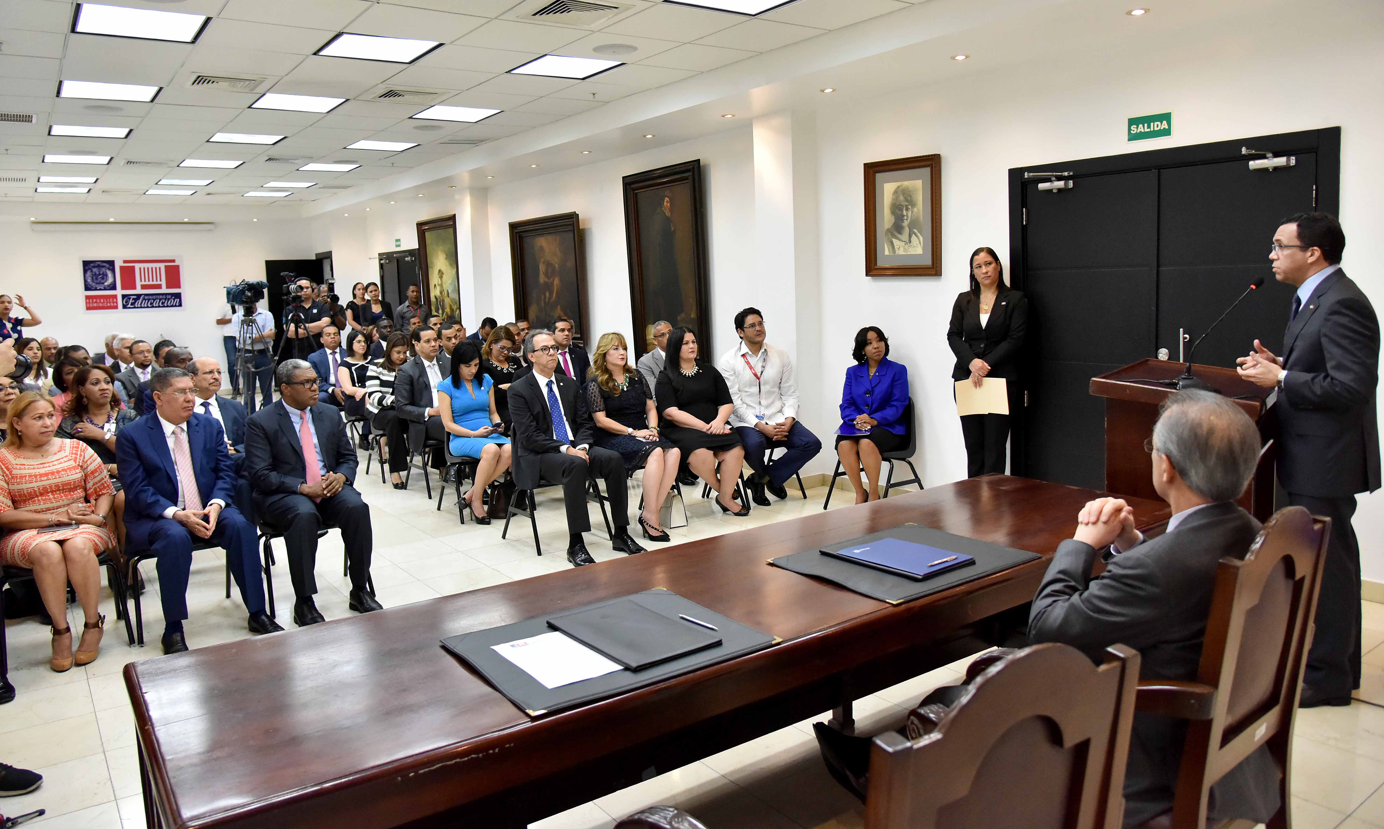  imagen Ministro Andr&eacute;s Navarro y Presidente Grupo Popular, Manuel A. Grullon firmando acuerdo entre Ministerio de Educaci&oacute;n y Fundaci&oacute;n Popular&nbsp; 