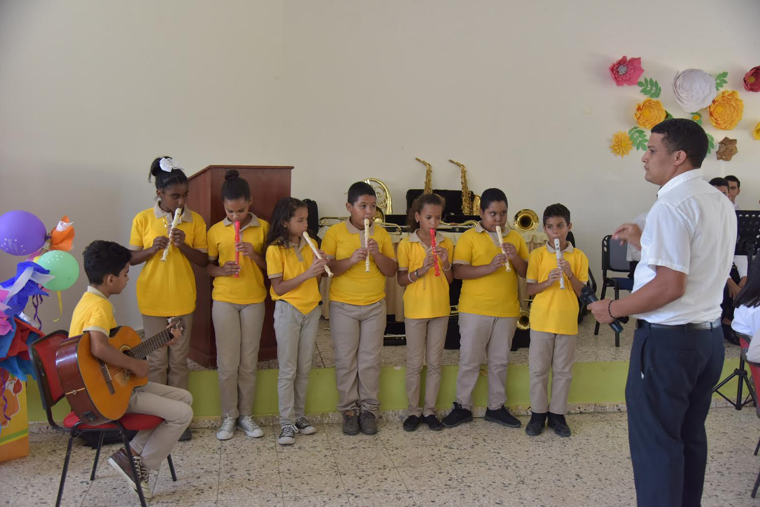  imagen Representantes de la banda musical&nbsp;de la Escuela Miguel &Aacute;ngel Jim&eacute;nez con algunos de los instrumentos entregados. 