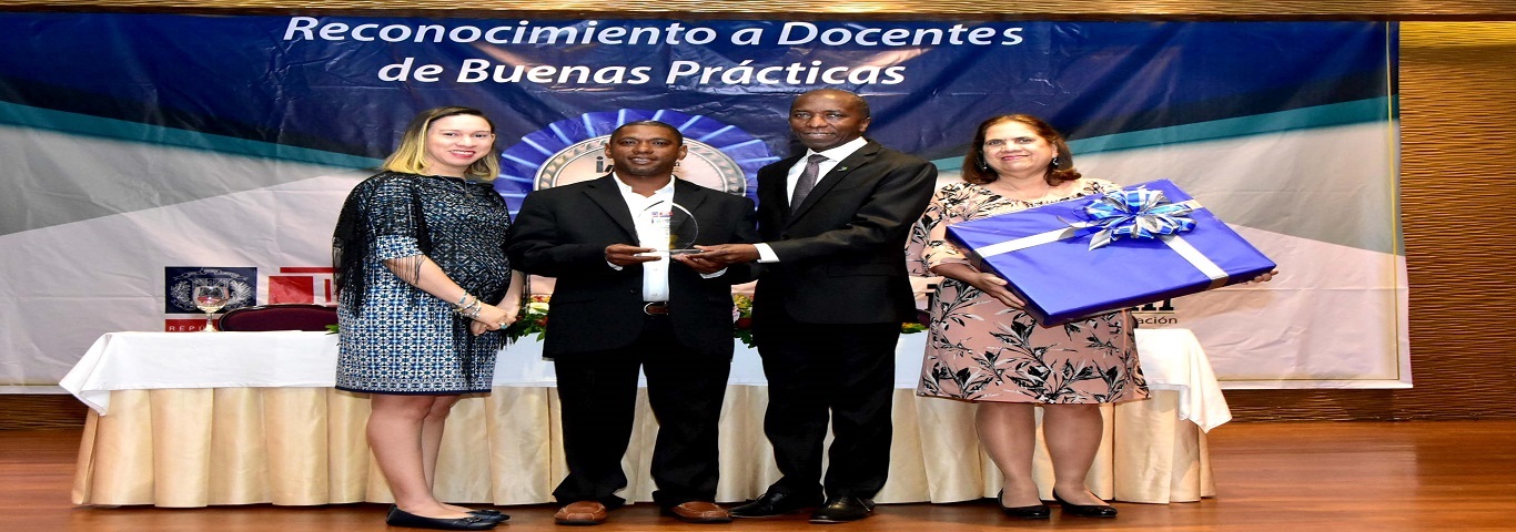  imagen El maestro Andr&eacute;s de las Mercedes otorgando los reconocimientos a los docentes premiados 