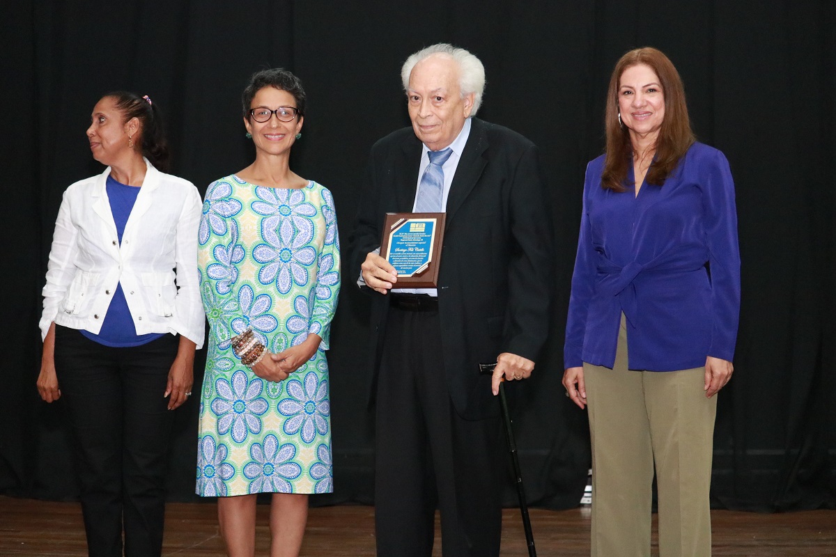  imagen El encuentro coral de cierre organizado por el &Aacute;rea de Educaci&oacute;n Art&iacute;stica, de la Direcci&oacute;n General de Curr&iacute;culo, se desarroll&oacute; en el Auditorio del Club Mauricio B&aacute;ez del sector de Villa Juana, en Santo Domingo, a partir de las 9 de la ma&ntilde;ana.
&nbsp; 